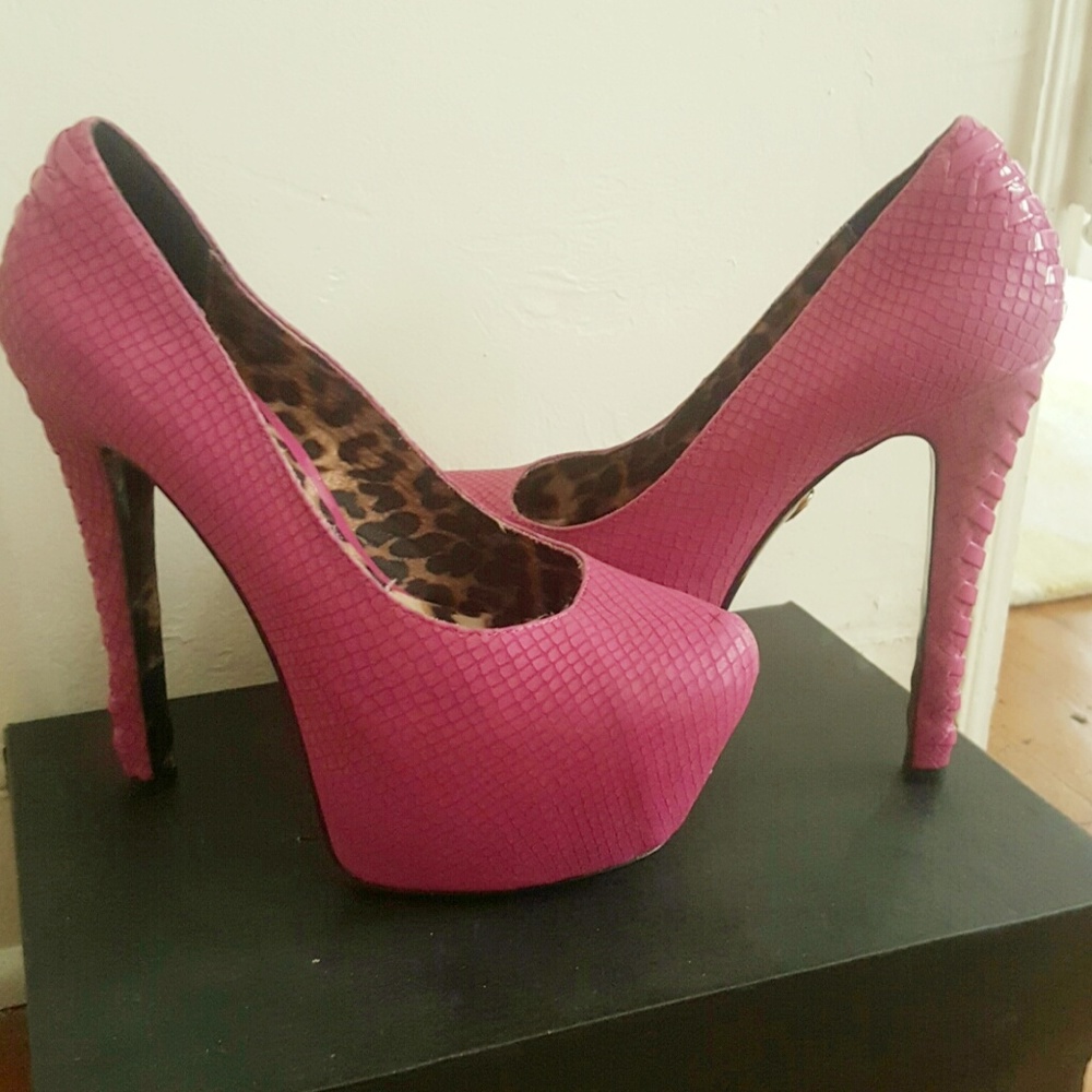 betsey johnson • pump platform heels